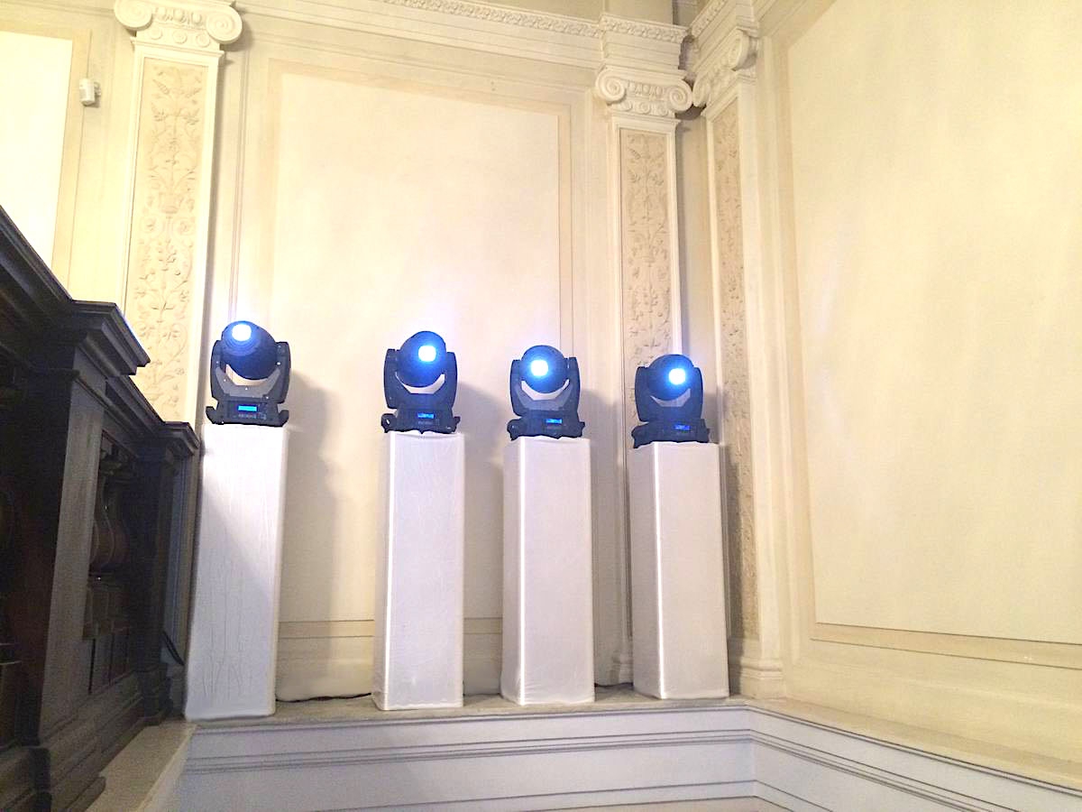 Аренда тотемов высотой 1м в белых чехлах на клиентском мероприятии в Доме Смирнова.