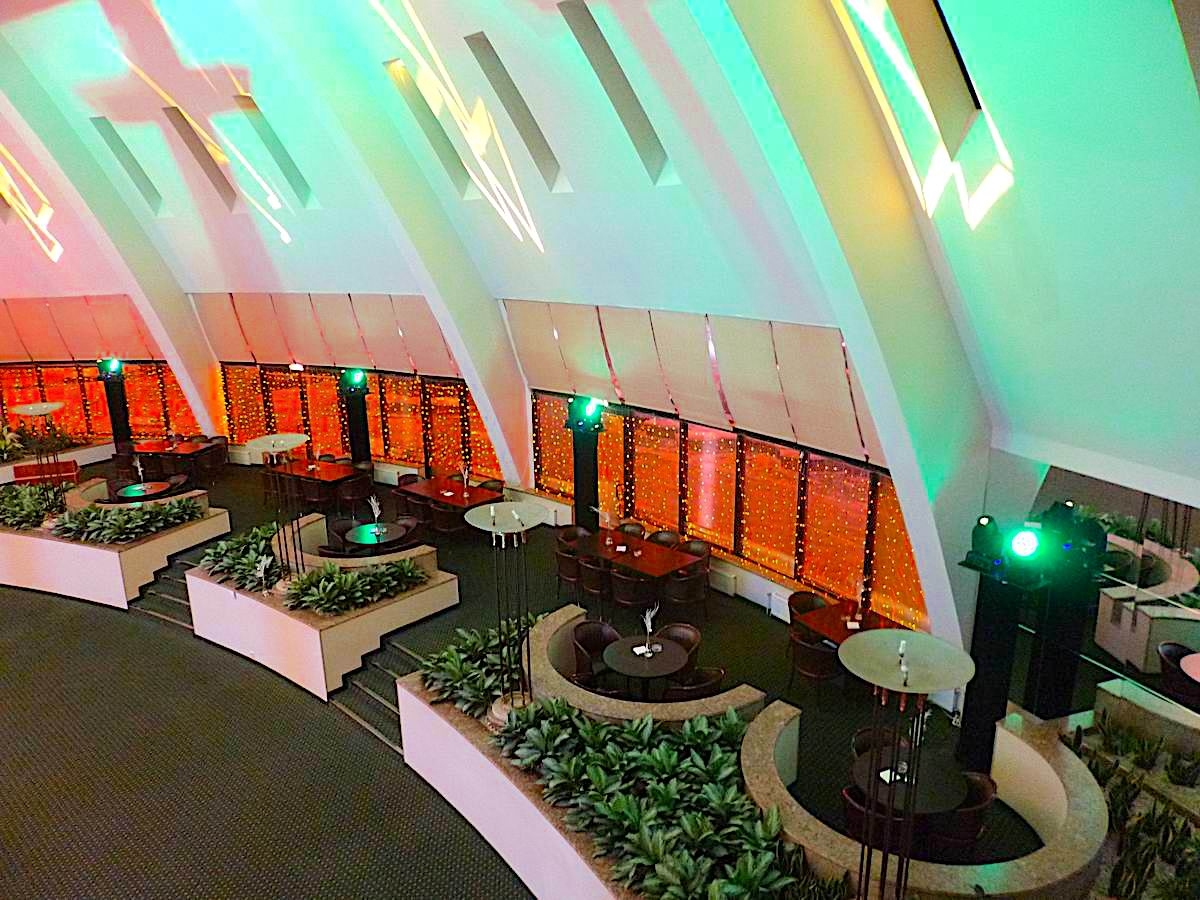 Тотемы высотой 2м в черных чехлах в аренду на конференцию