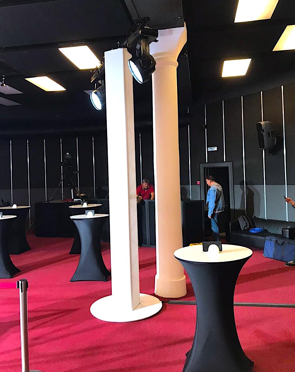 Аренда тотема белого цвета для съемок