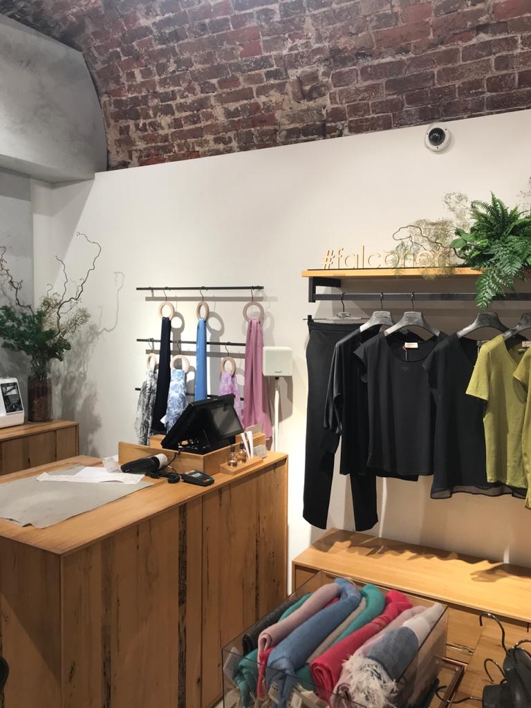 Супер-компактные акустические системы Seeburg i5 белого цвета в аренду.