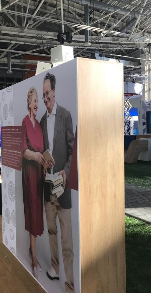 Звук в аренду для стенда белого цвета.