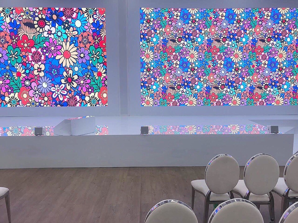 Белые акустические системы Seeburg i5 в качестве Front Fill на широкой сцене на конференции.