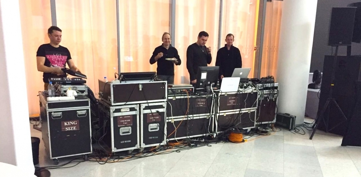 Аренда ширмы для пультовой - вот как без нее плохо!