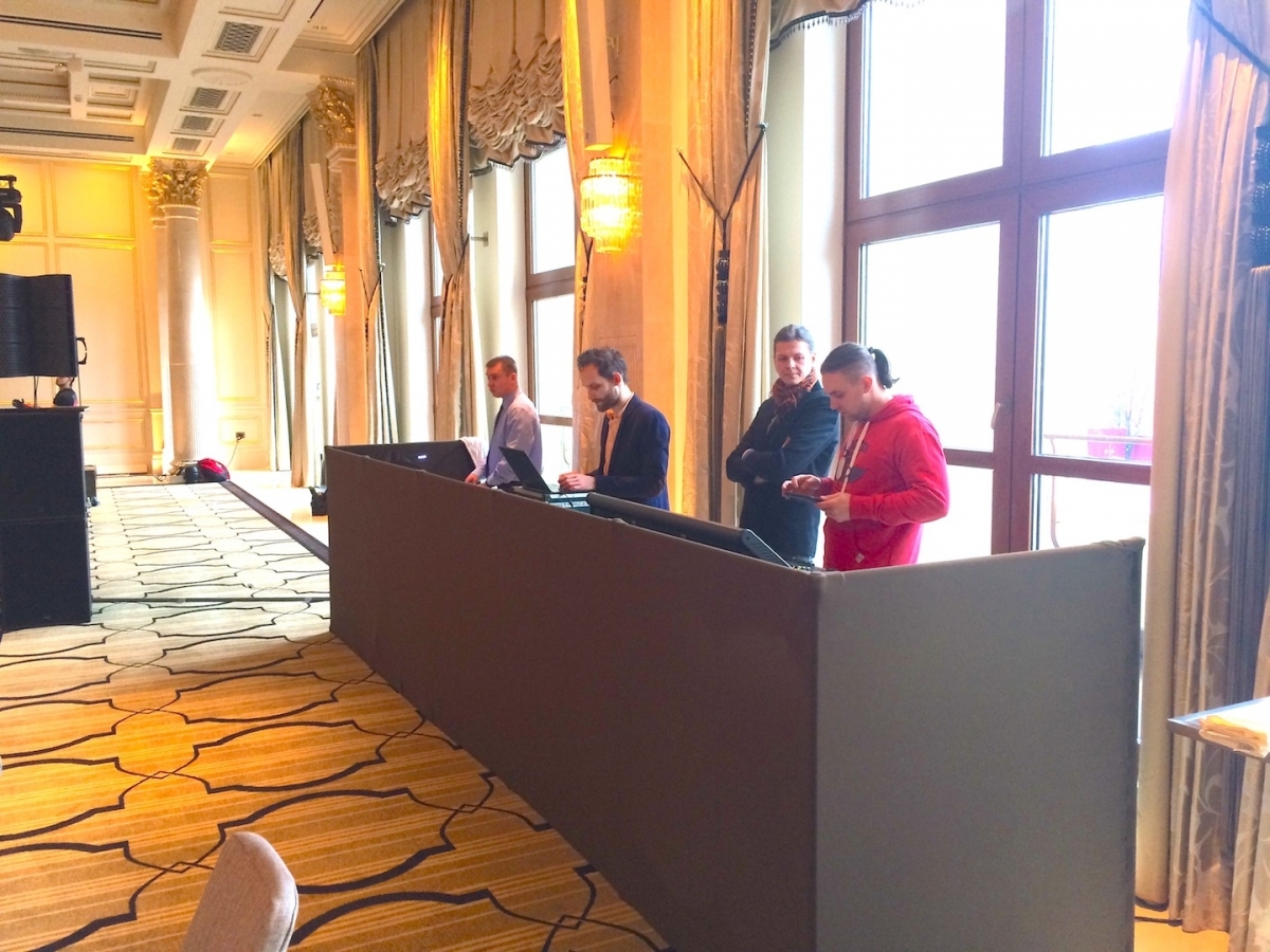 Аренда бежевой ширмы для пультовой