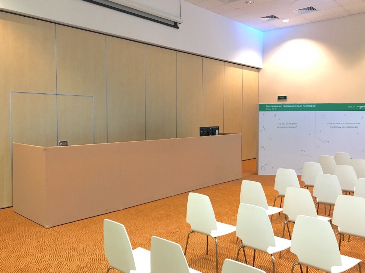 Аренда светло-бежевой ширмы для пультовой