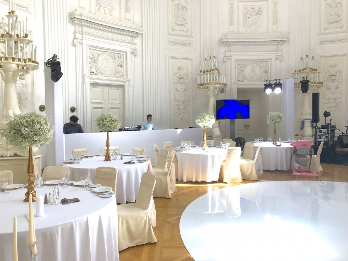 Аренда белой ширмы для пультовой