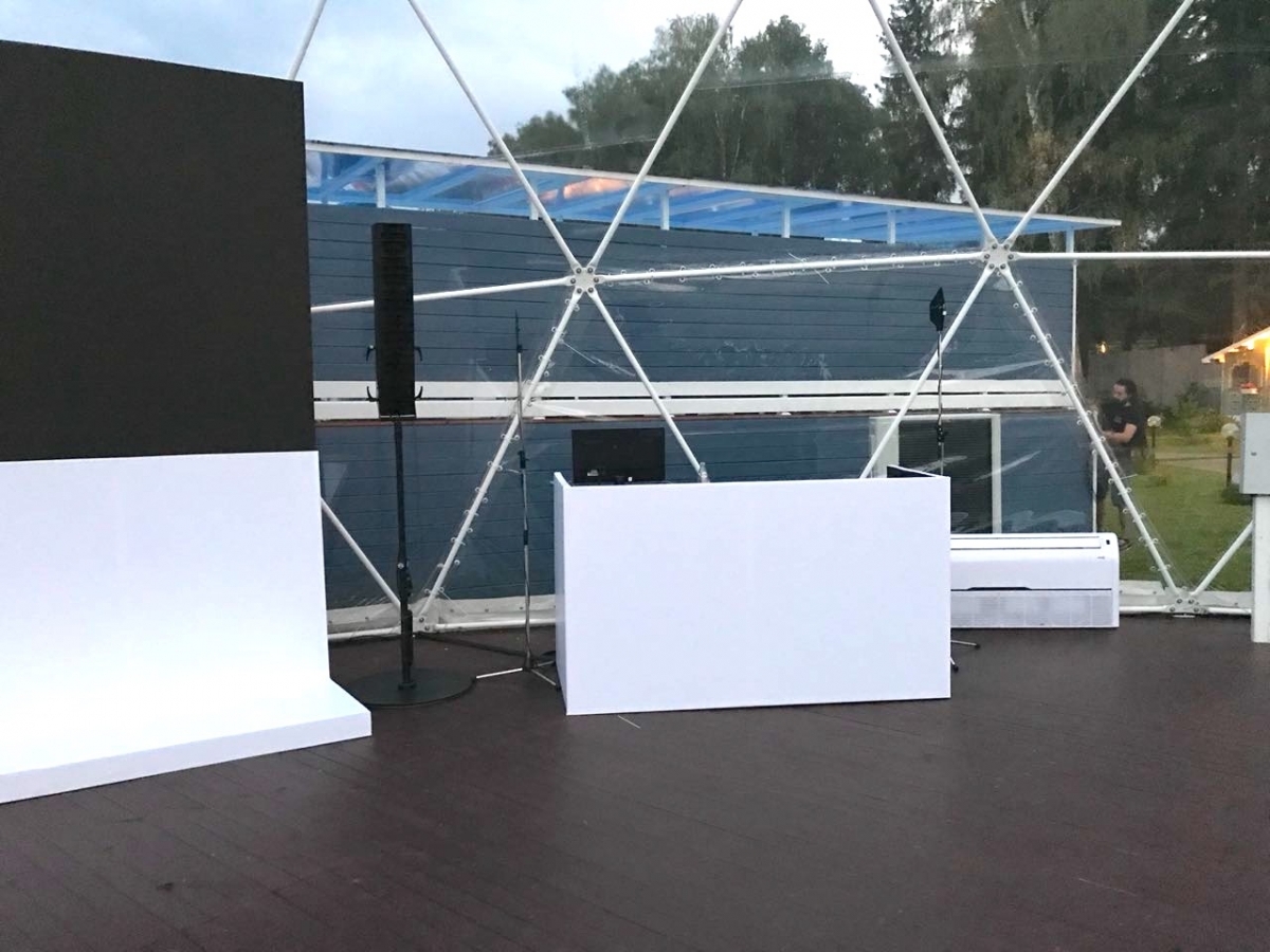 Аренда маленькой белой ширмы для пультовой