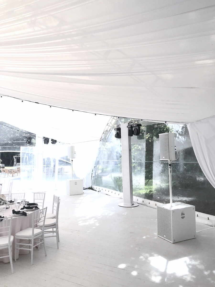 Аренда колонок белого цвета на свадьбу в шатре