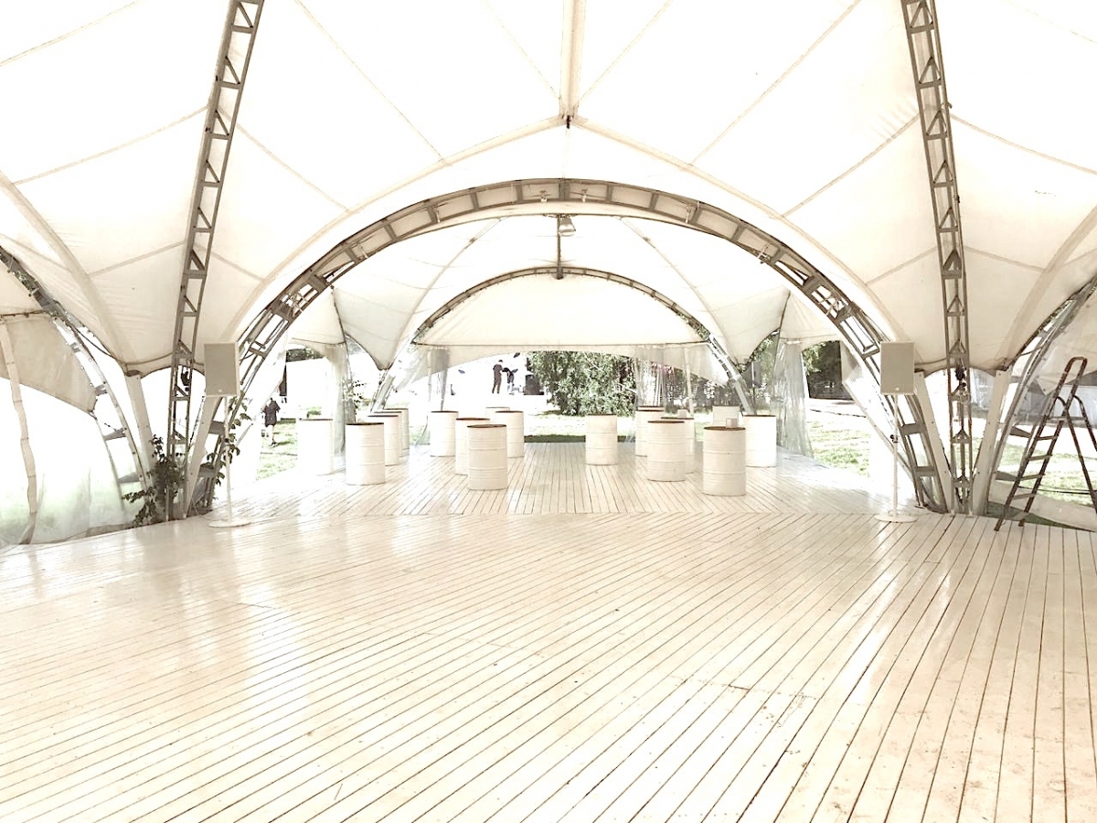 Аренда колонок белого цвета в белый шатер для свадьбы