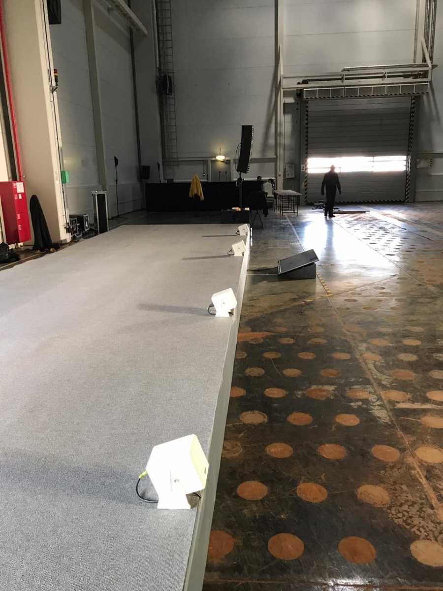 Аренда белых акустических систем для front fill