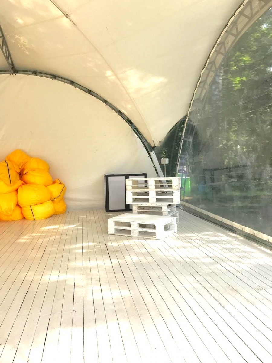 Аренда супер-компактной белой колонки для фоновой музыки