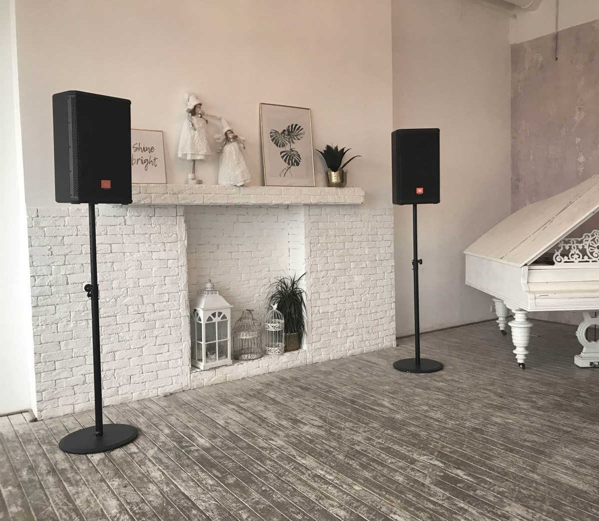 Аренда звука белого цвета для лофта (сравнение с черным комплектом).