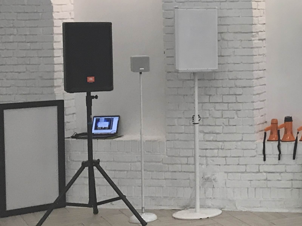 Аренда белых супер-компактных колонок и их отличие от остального звука.