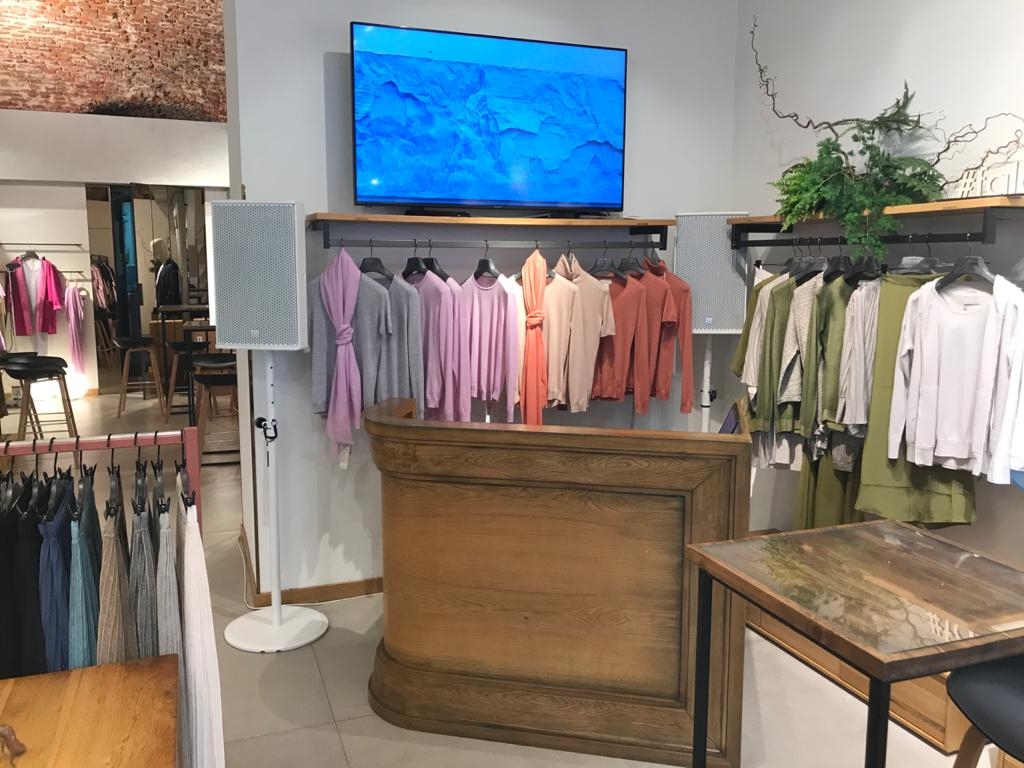 Колонка звуковая белого цвета 1 кВт в магазине Falconeri в аренду.