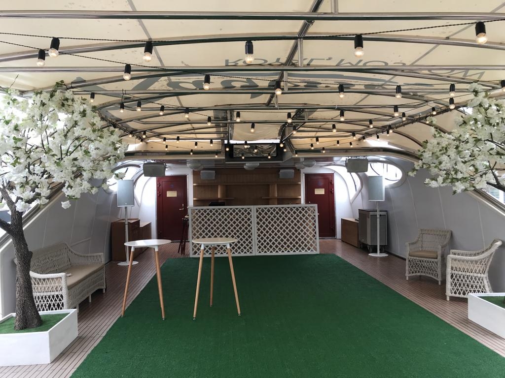 Аренда белого звука для выездной регистрации на корабле.