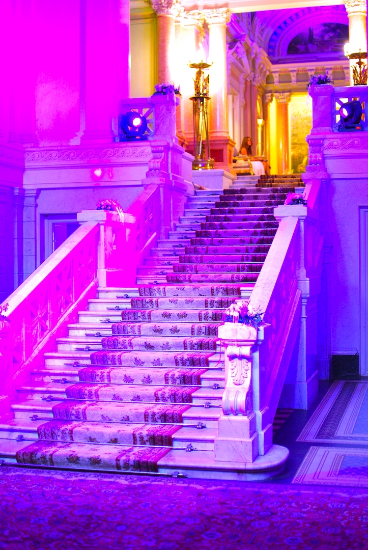 Аренда света для красивой подсветки лестницы