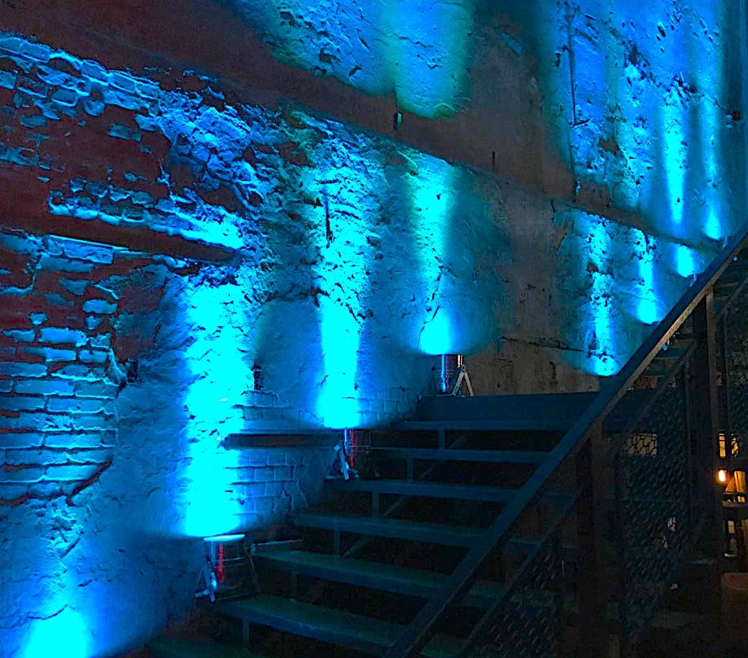 Свет в аренду для подсветки лестницы