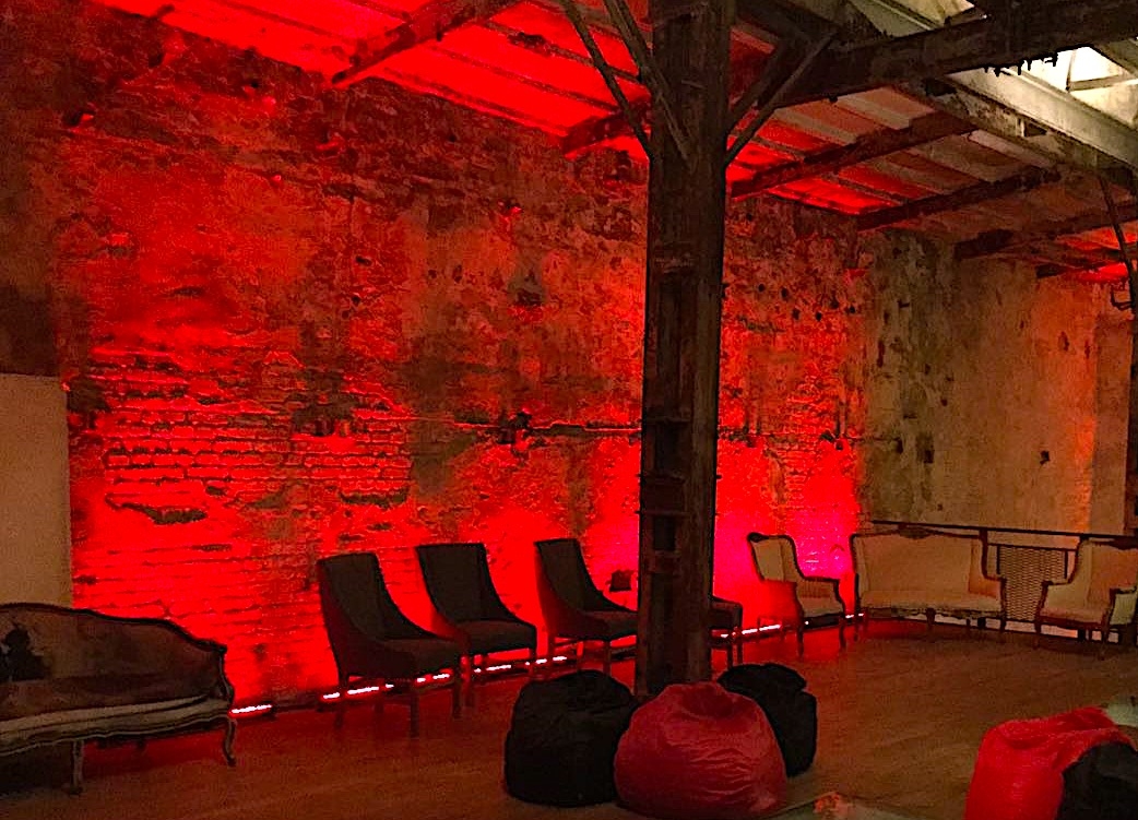 Аренда подсветки стены с помощью Led Bar в лофте.