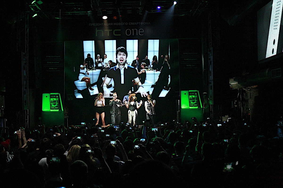 Подсветка баннеров на сцене на презентации нового телефона HTC