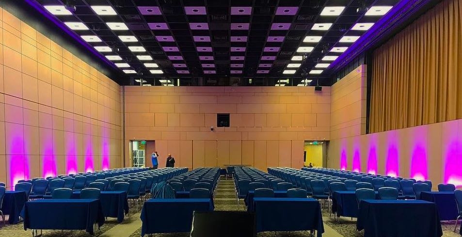 Подсветка стен на конференции