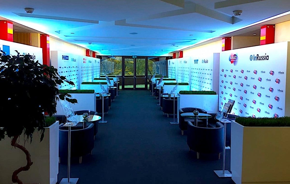 Аренда подсветки баннеров спонсоров на конференции.