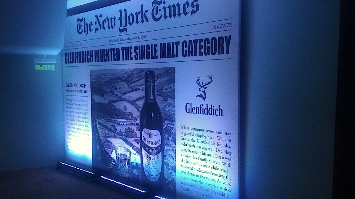 Подсветка баннера в аренду в темной входной группе ресторана