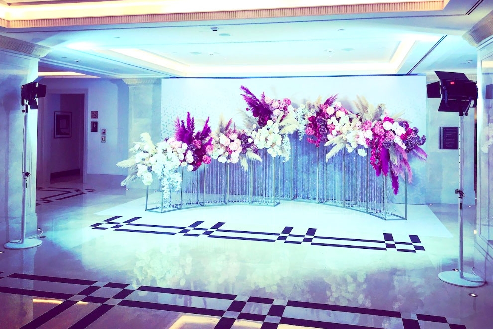 Световые приборы постоянного света на белых стойках для освещения фотозоны на свадьбе в отеле Four Seasons.