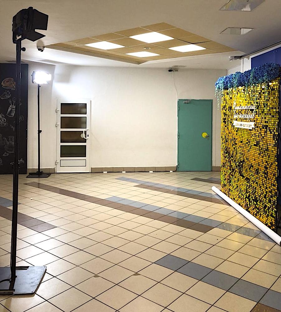 Аренда световых приборов для освещения фотозоны на школьном выпускном.