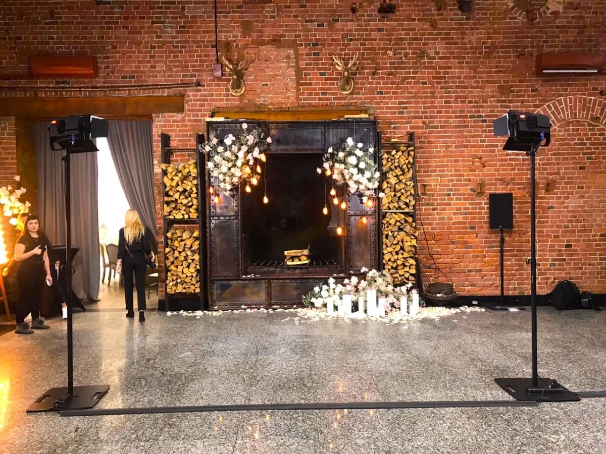 Аренда света для освещения фотозоны на свадьбе в Loft2.
