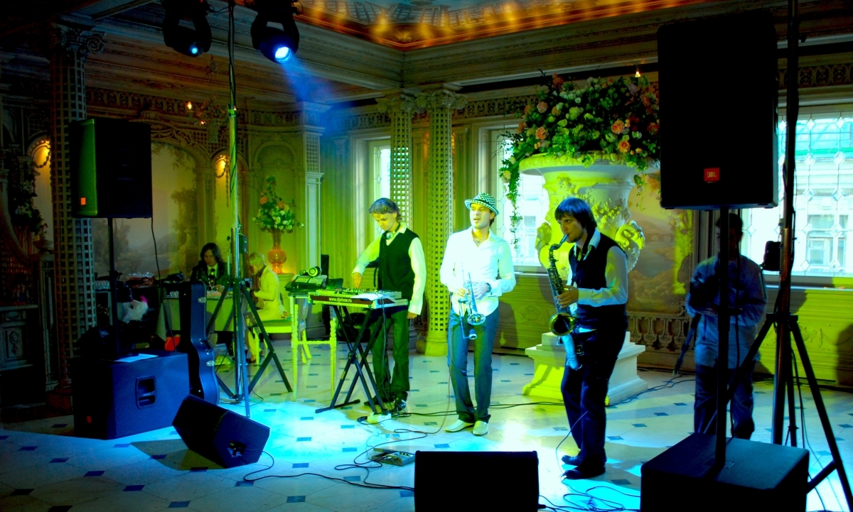 Аренда света на сцену на свадьбе