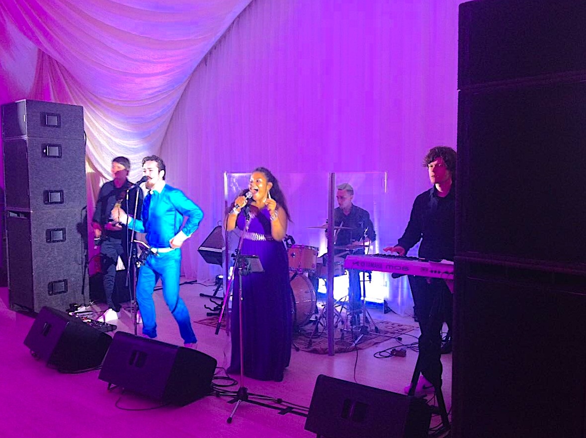 Аренда света на свадьбу для выступления кавер-группы