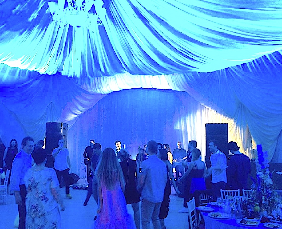 Свет в аренду на свадьбу в шатре в Коломенском