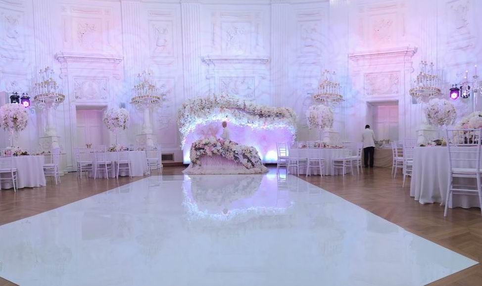 Аренда подсветки задника за молодыми в Петровском Путевом Дворце