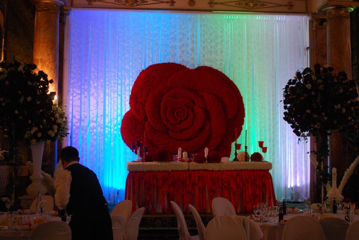 Аренда подсветки президиума на свадьбе в ресторане Яръ