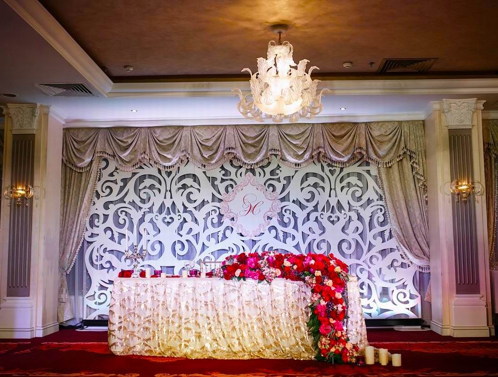 Подсветка президиума за молодыми в отеле Милан