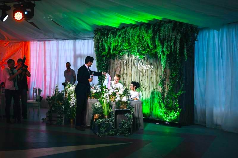 Аренда подсветки задника на свадьбе в шатре