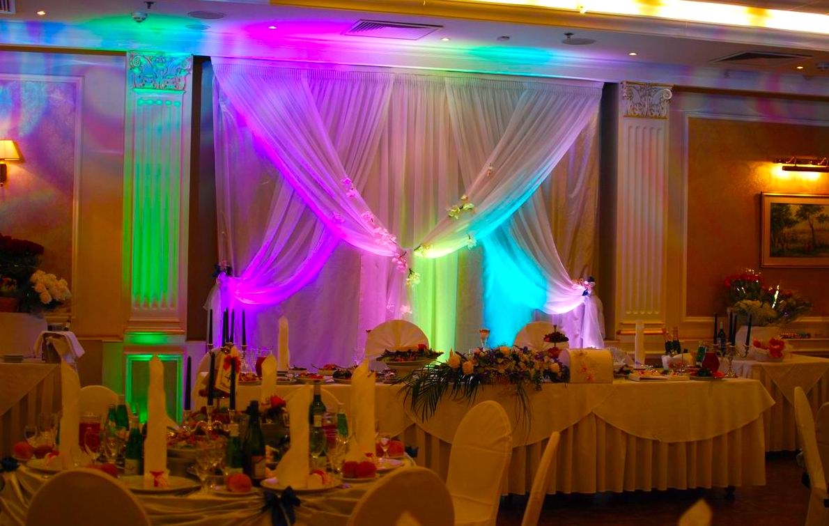 Аренда бюджетной подсветки для задника за молодыми