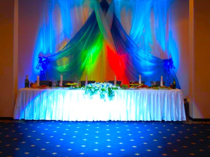 Аренда света на задник для молодых на свадьбе