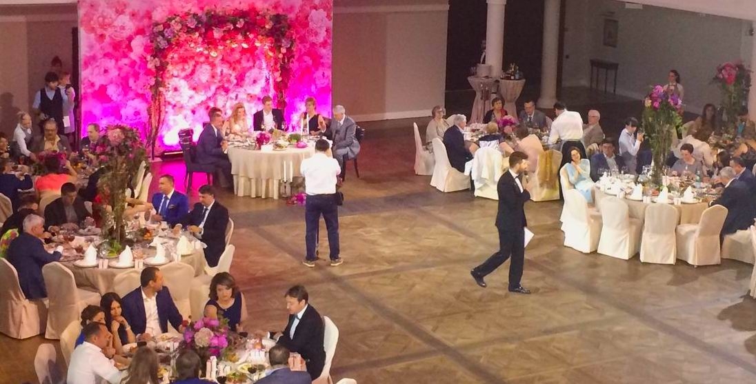 Свет в аренду на задник для молодых на свадьбе