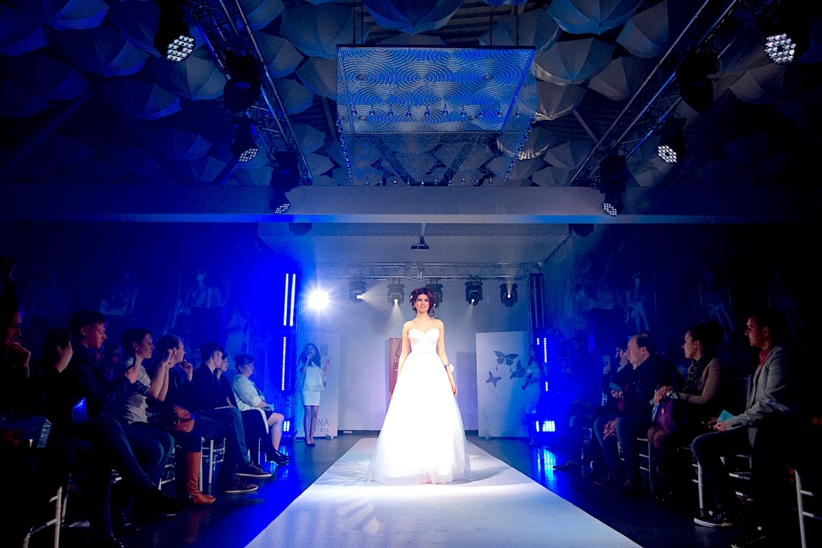 Подсветка в аренду показа модных свадебных платьев 