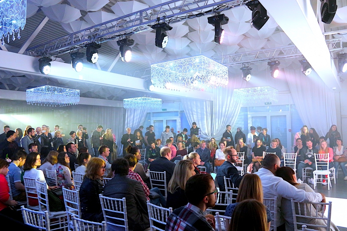 Свет в аренду для показа мод свадебных платьев