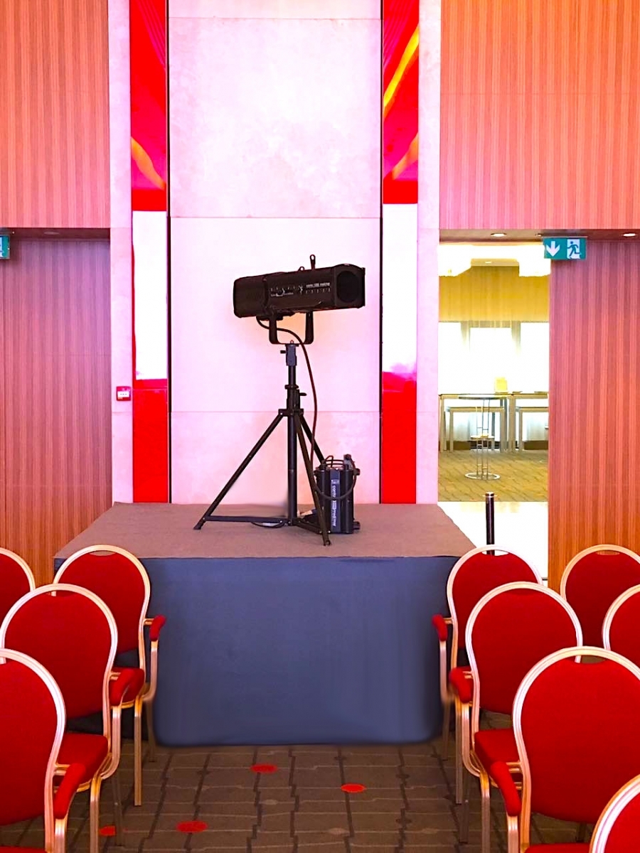 Аренда следящей пушки на подиуме для мероприятия.