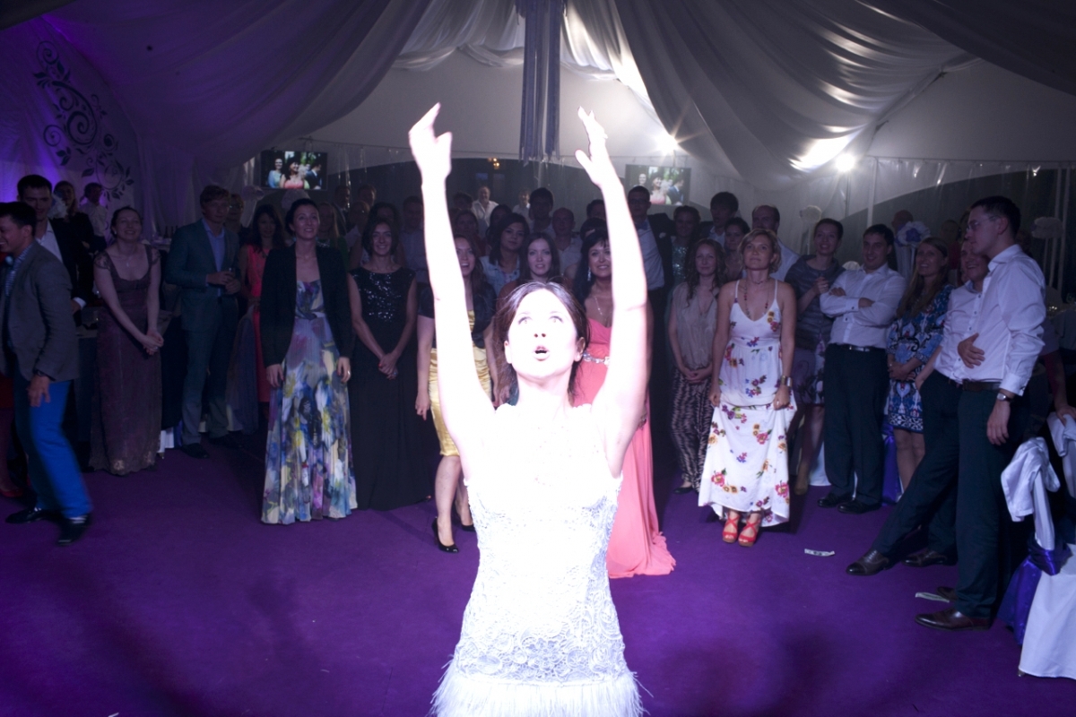 Плохая работа света на свадьбе.