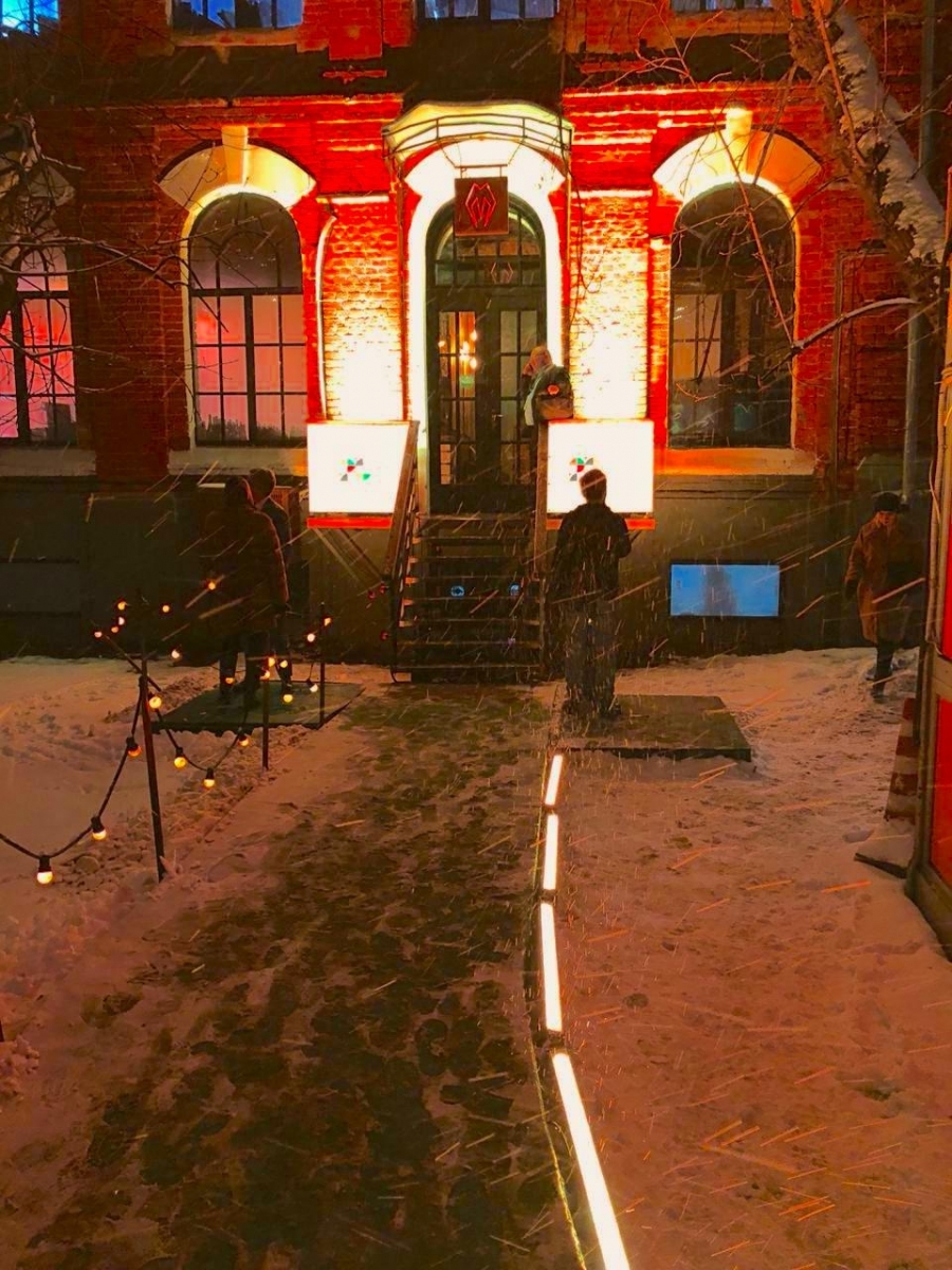 Аренда световых приборов для подсветки фасада здания