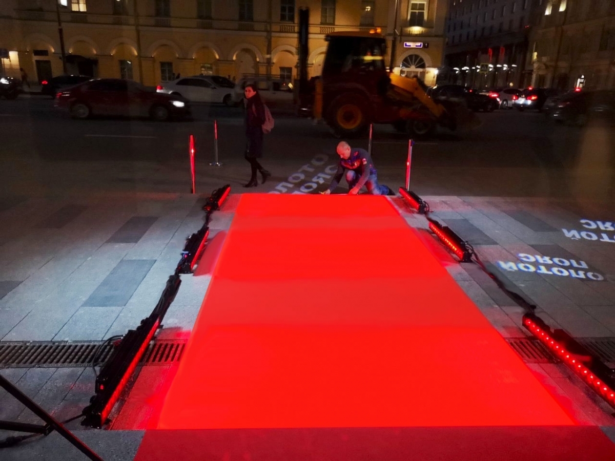 Аренда подсветки красной ковровой дорожки