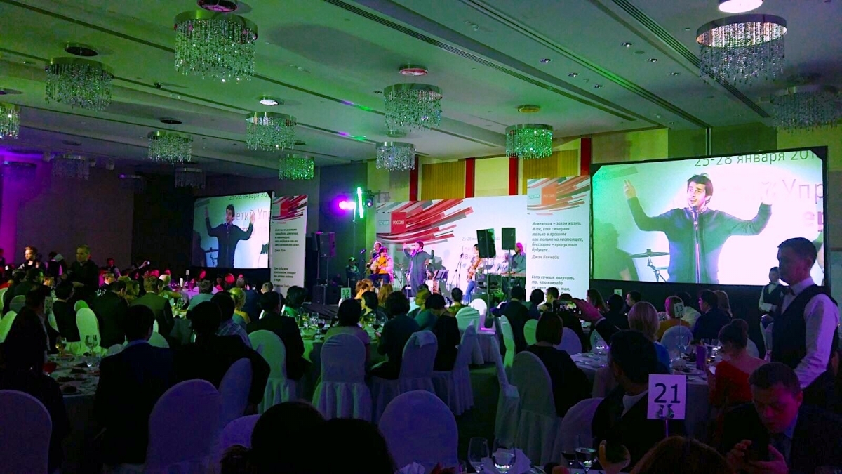 Аренда проектора и экрана в Москве на гала-ужин