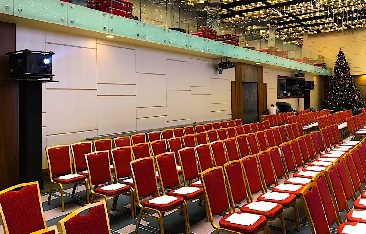 Аренда проектора на напольной стойке