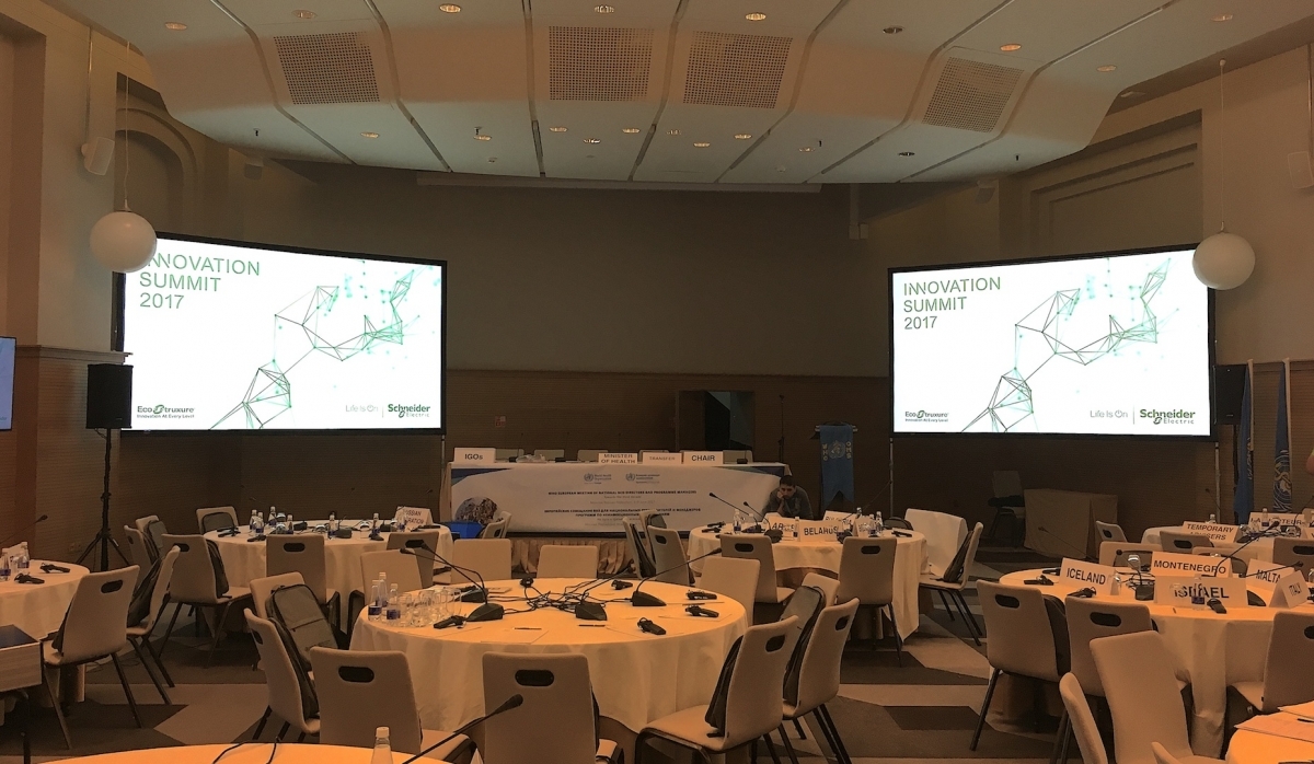 Экран и проектор в аренду на конференцию в отеле Метрополь