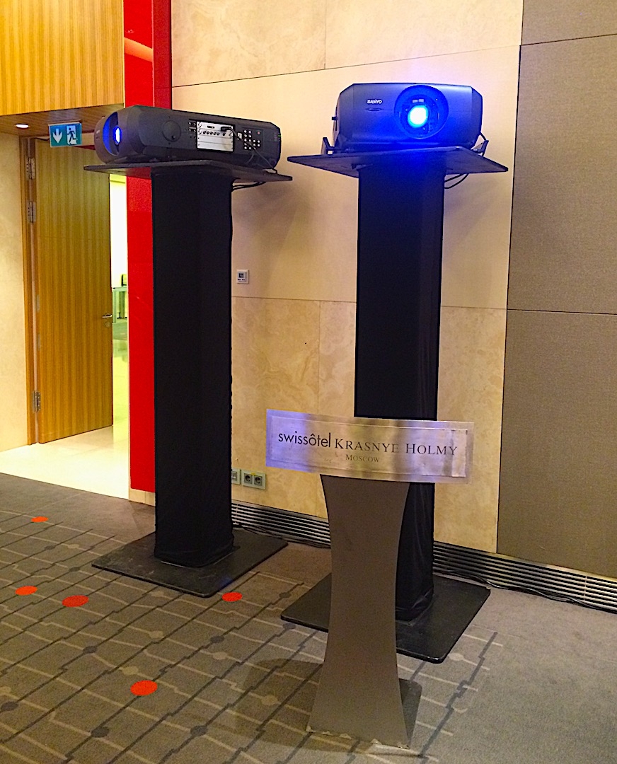 Проектор 15000лм на стойке в аренду