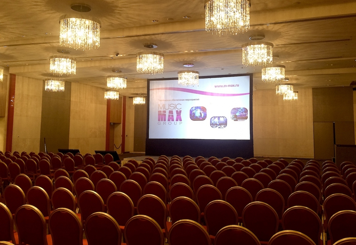 Аренда проектора 20000 лм и экрана на конференцию